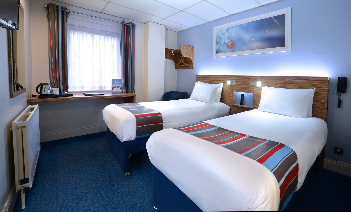 Travelodge-Dublin-Airport-South-Room-6