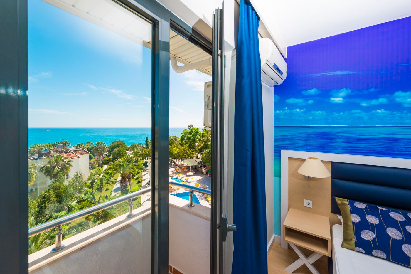 Club-Aqua-Plaza-Room-95