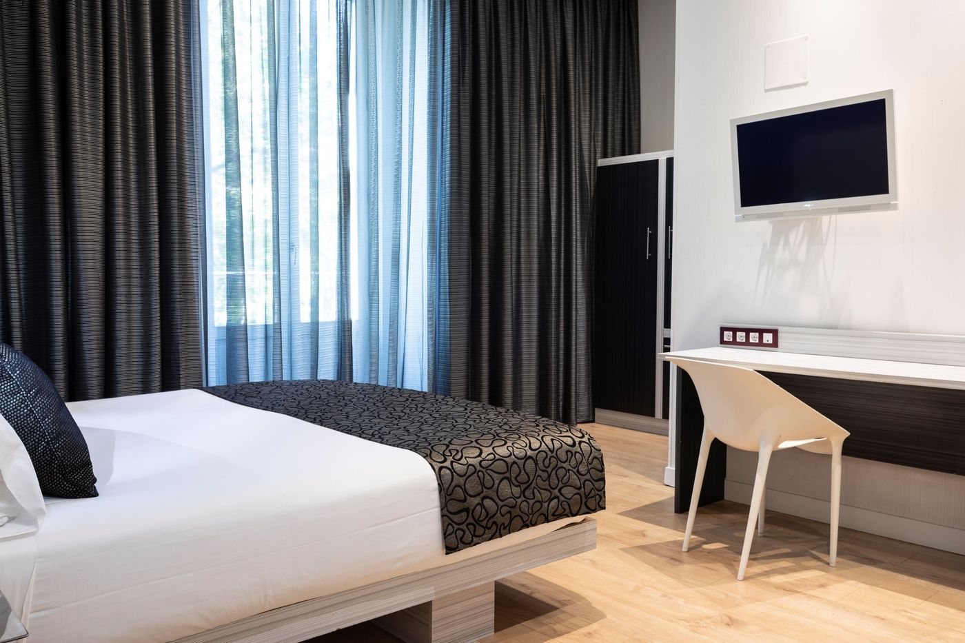 Petit-Palace-Santa-Barbara-Room-14