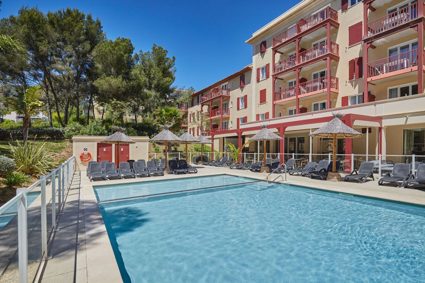 Residence-Prestige-Odalys-Les-Canissons-Pool-2