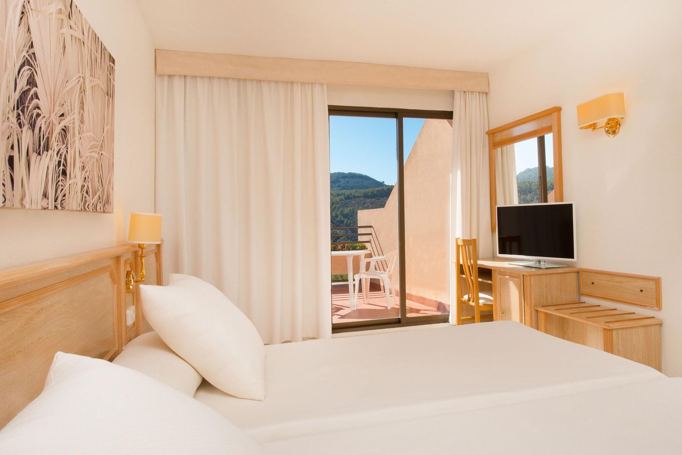 Hotel-Galeon-Ibiza-Room-9