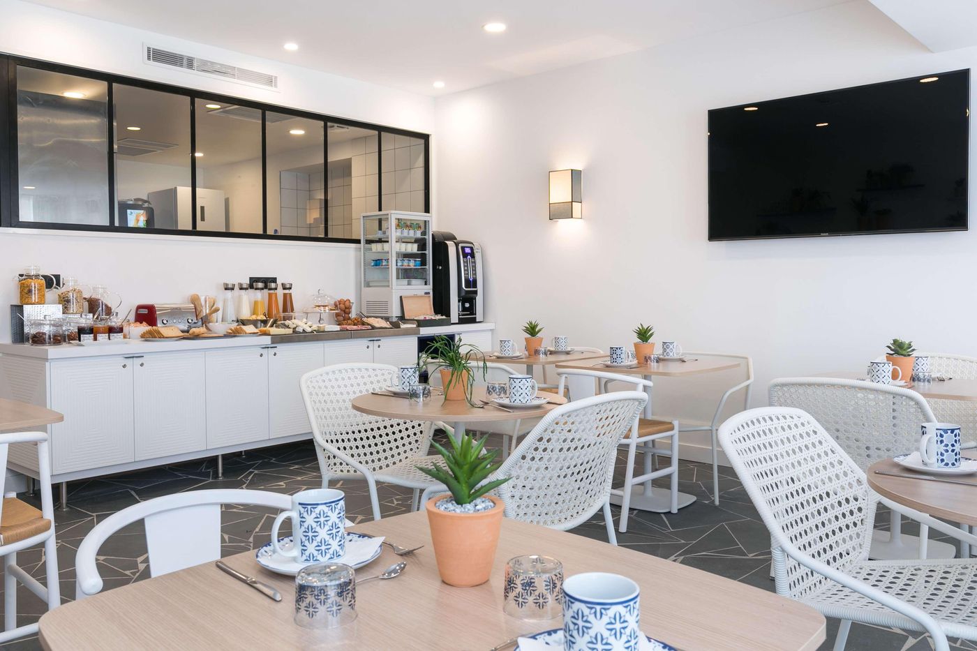 The-Deck-Hotel-by-HappyCulture-Restaurant-22