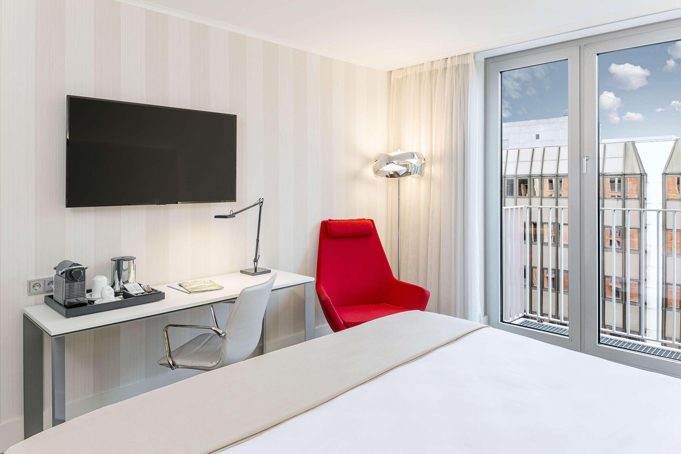 NH-Collection-Berlin-Mitte-am-Checkpoint-Charlie-Room-34