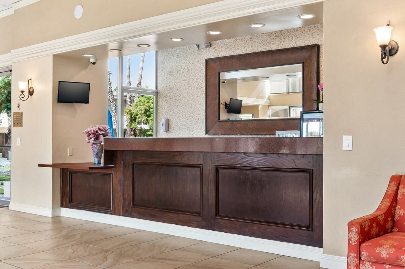 Golden-Sails-Hotel-Long-Beach-Lobby-3