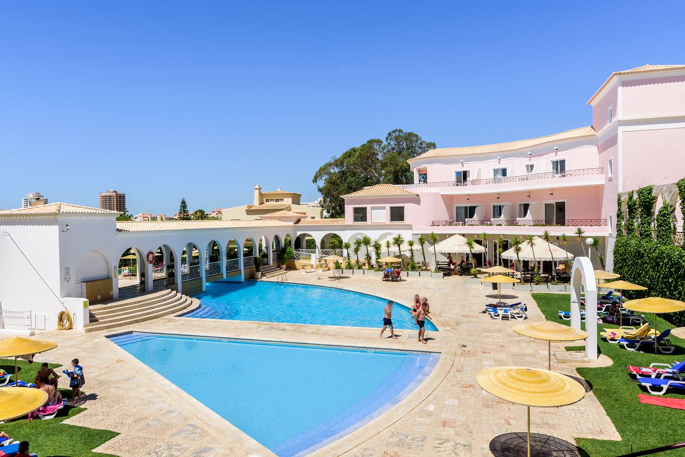 Clube-Vilarosa-Pool-1