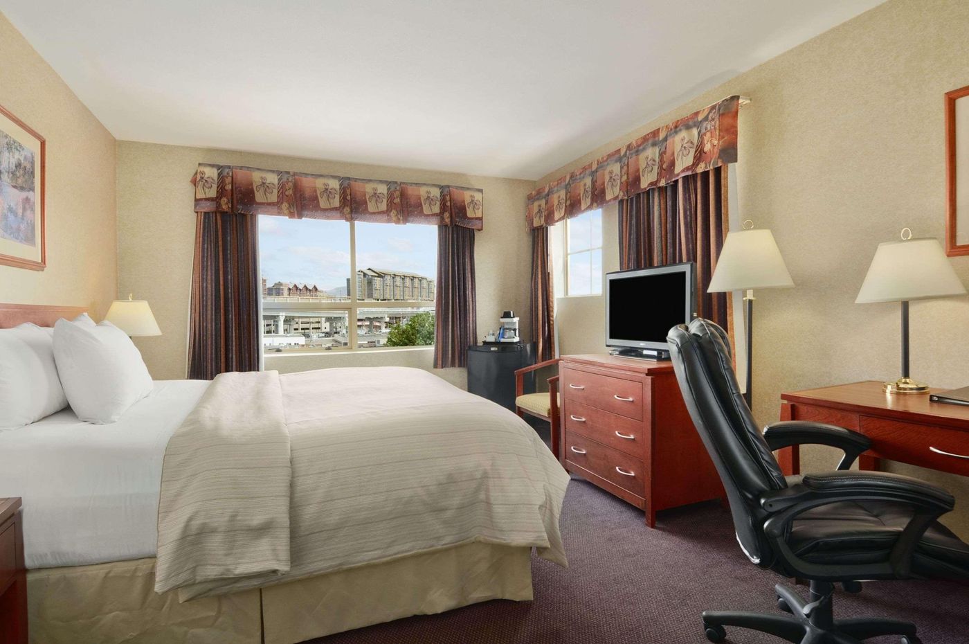 Days-Inn-by-Wyndham-Vancouver-Airport-Room-9