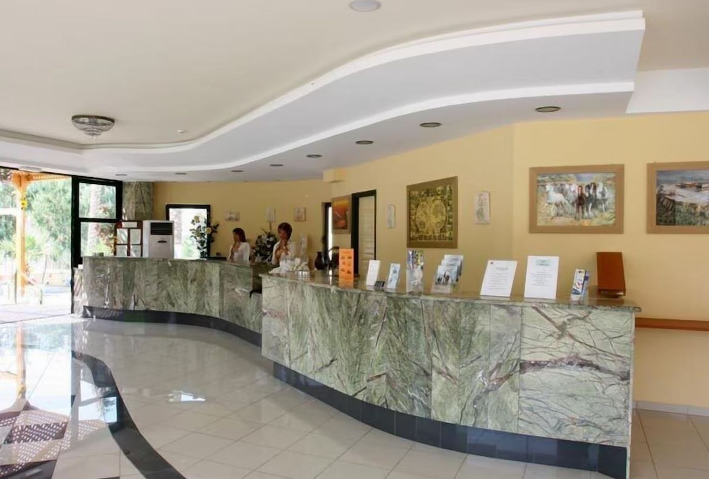 Eri-Beach---Village-Lobby-40