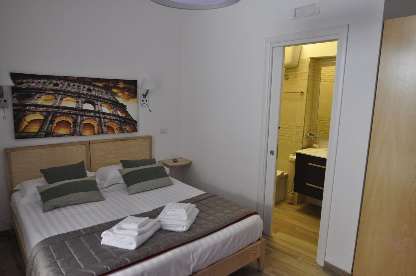 Flatinrome-Trastevere-Deluxe-Rooms-Room-32