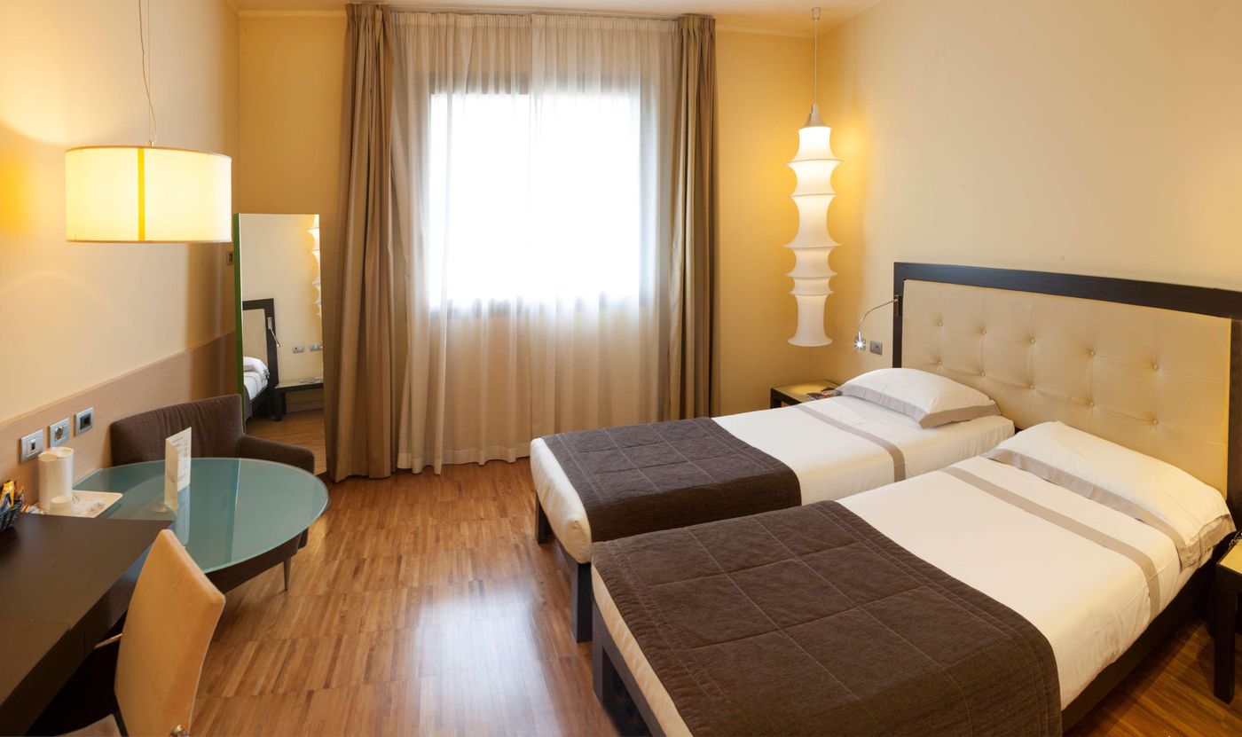 Cruise-Italy-MONTANO LUCINO-Room-9