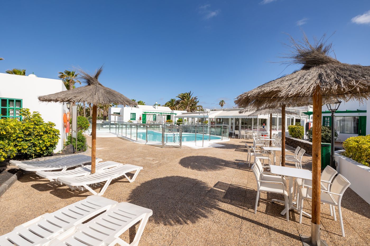 Apartamentos-LIVVO-Las-Gaviotas-Pool-11