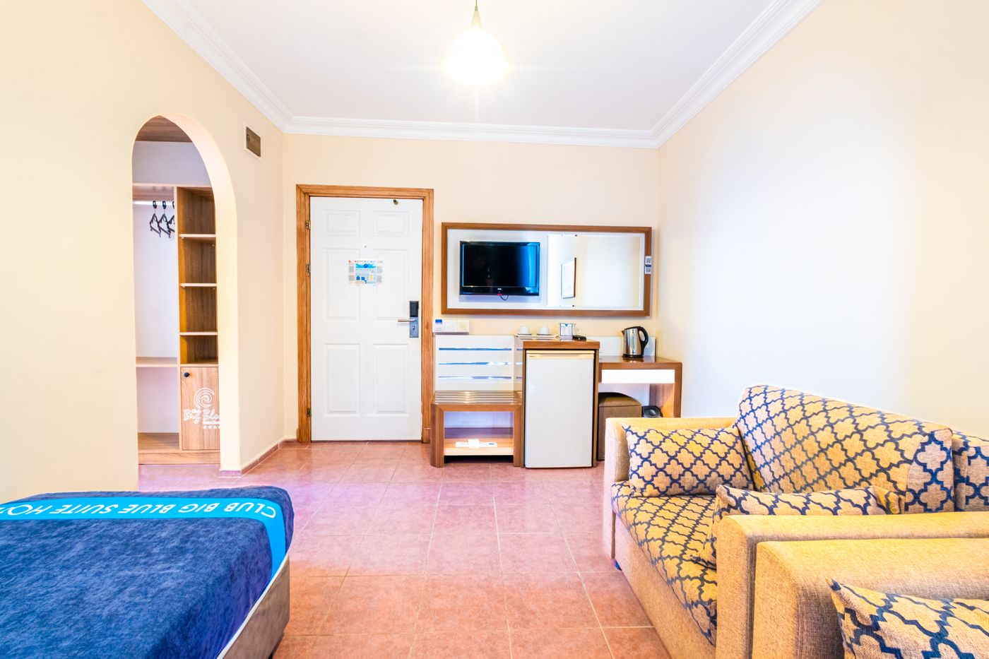 Big-Blue-Suite-Hotel-Room-27