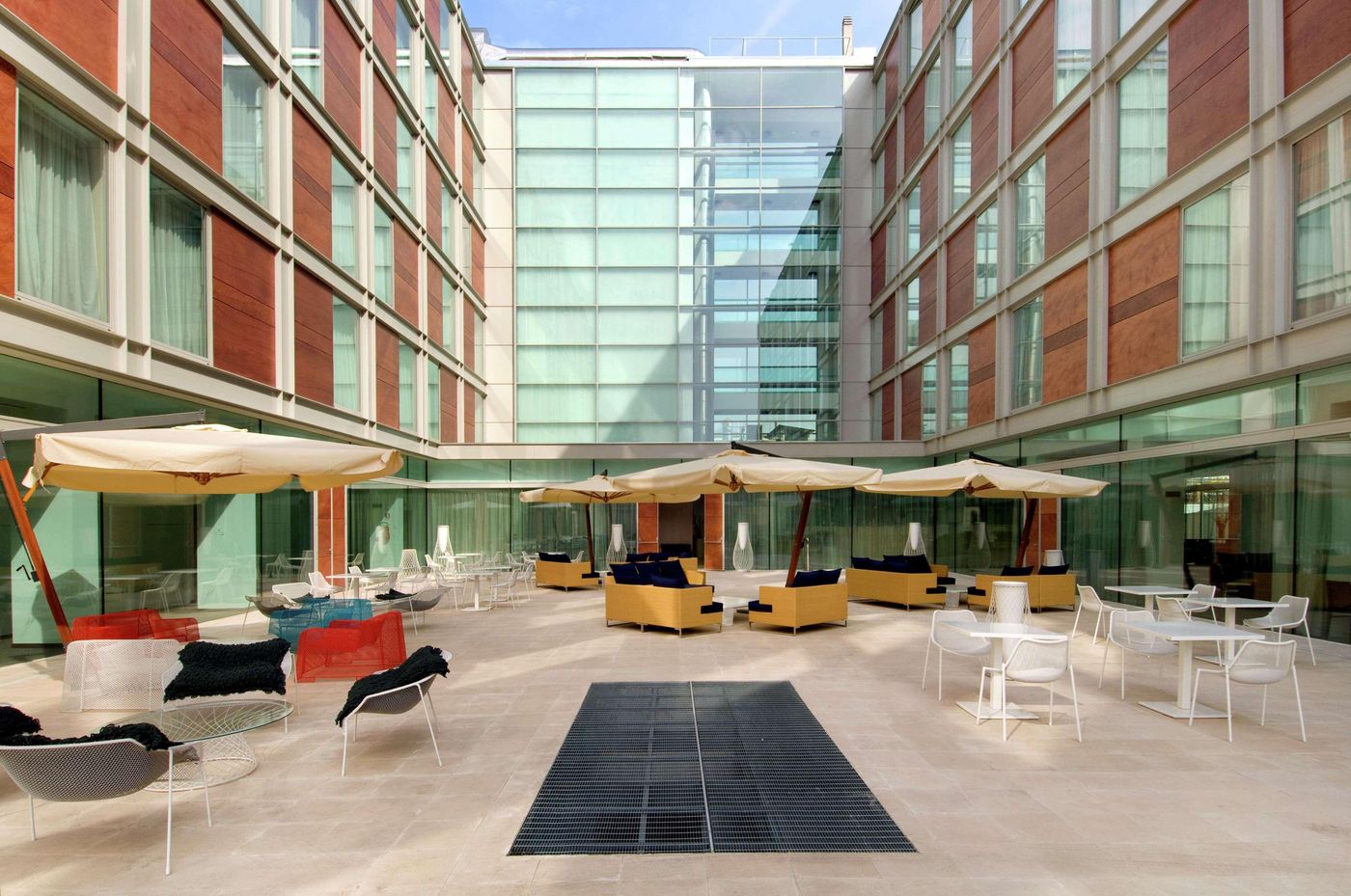 DoubleTree-by-Hilton-Milan-Lobby-22