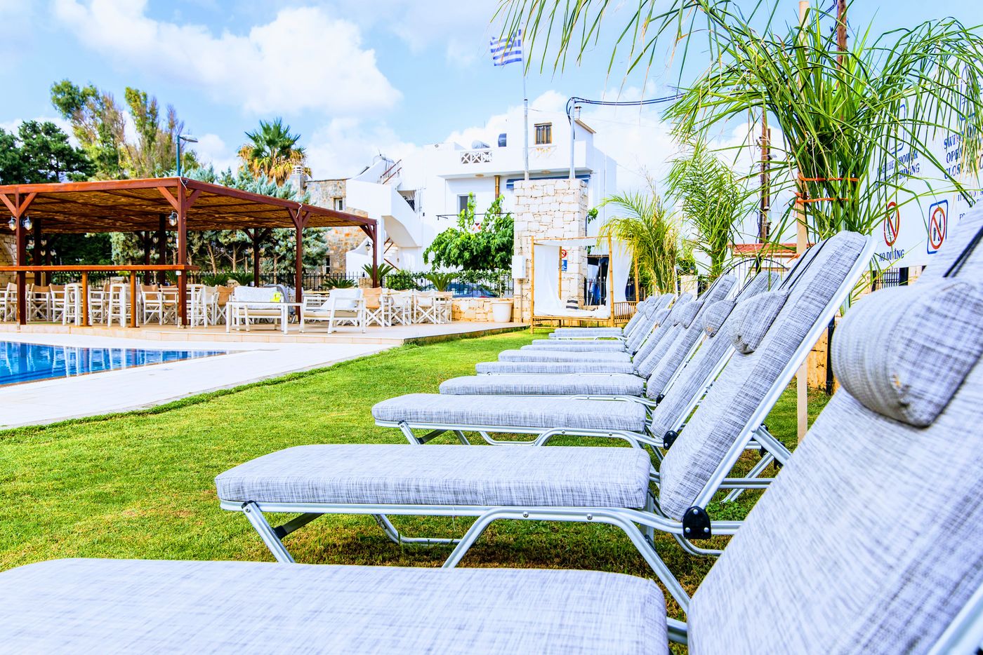 Yiannis-Manos-Apartments-Pool-14