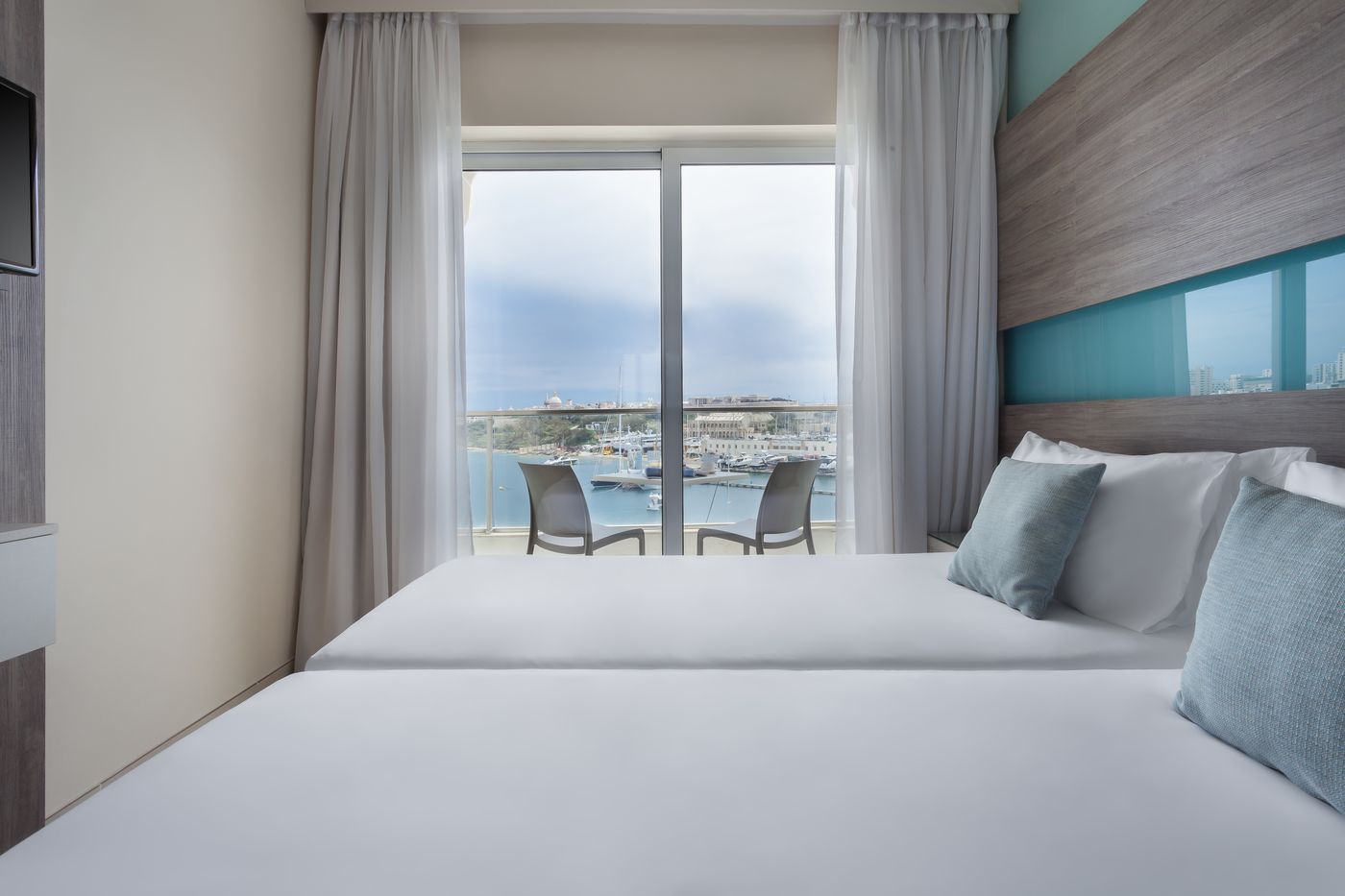 Hotel-115-The-Strand-Hotel-and-Suites-Room-4