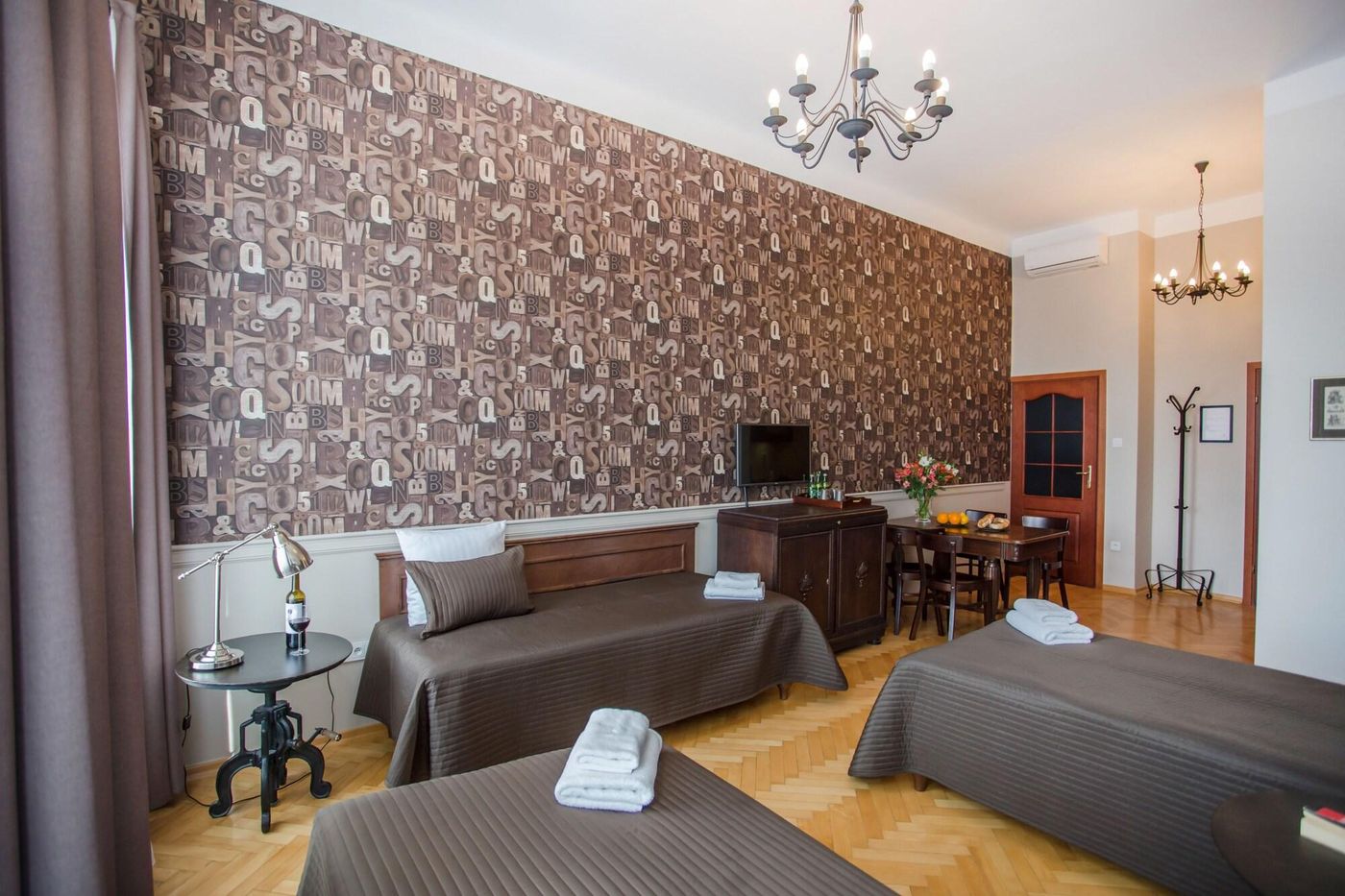 Scharffenberg-Apartments-Main-Square-Room-32