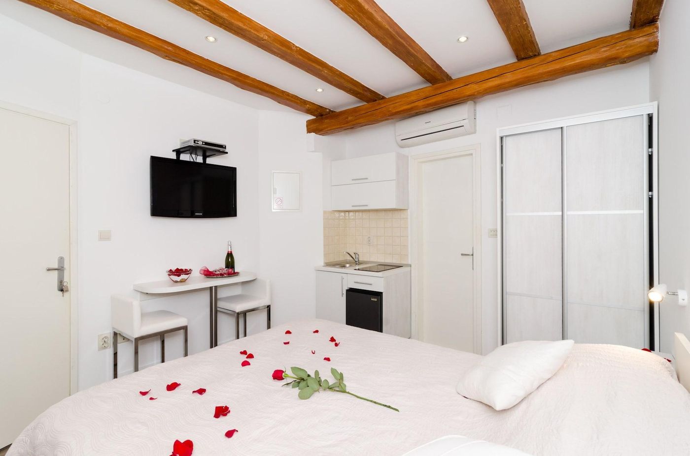 Apartments-Raic-Room-3