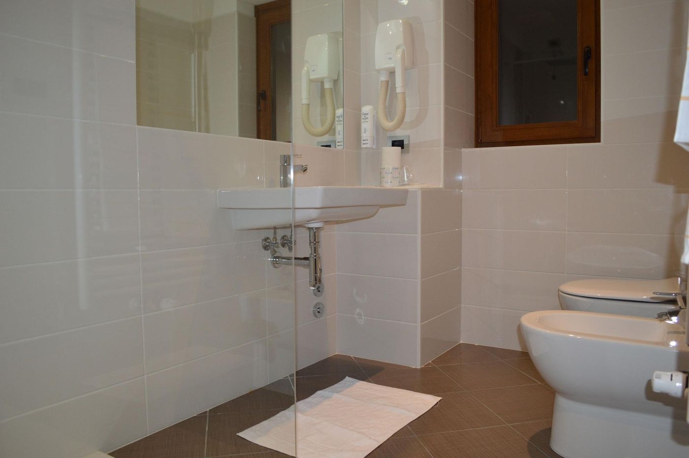 Canadian-Hotel-Room-13