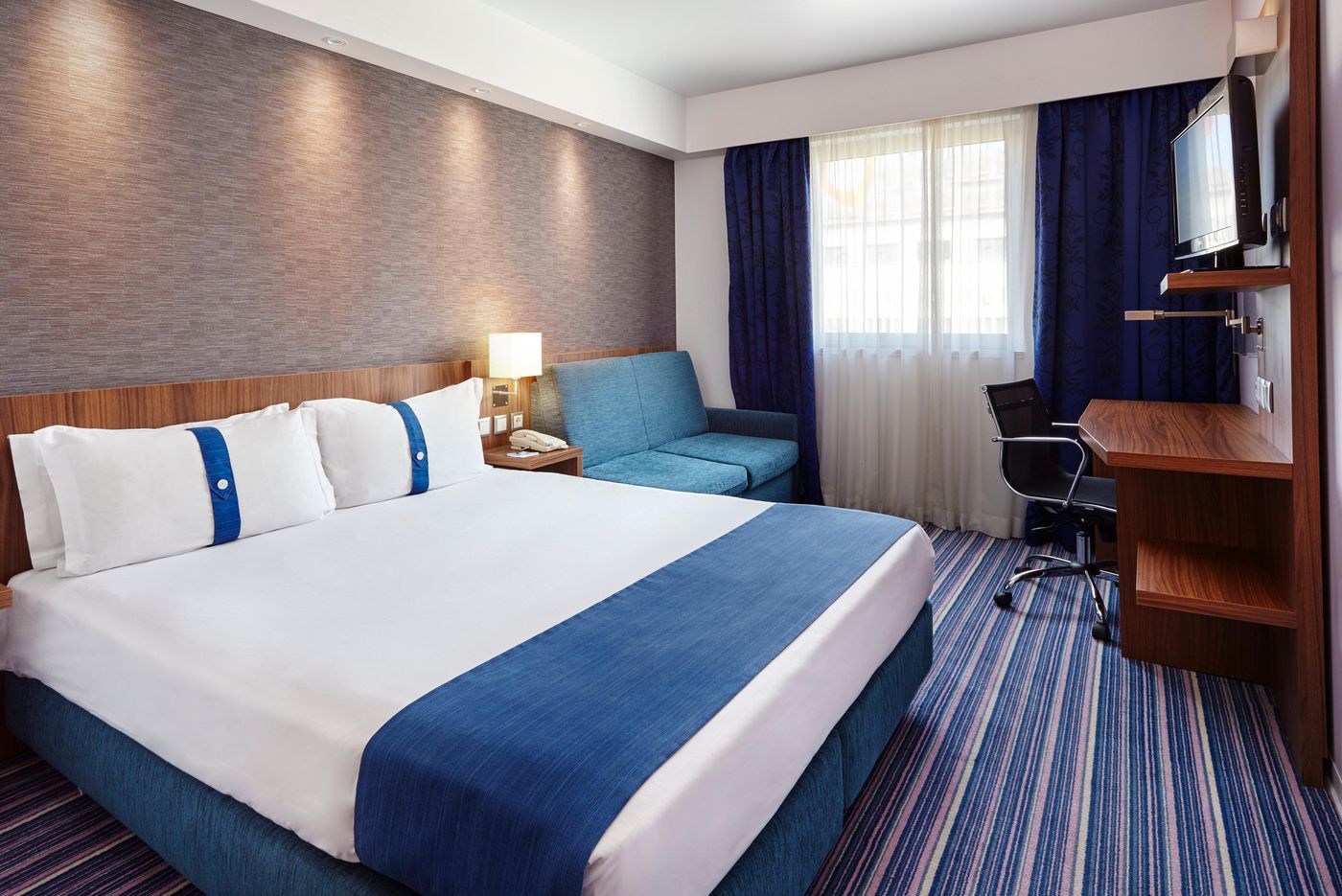 Holiday-Inn-Express-Lisbon-Alfragide-Room-7