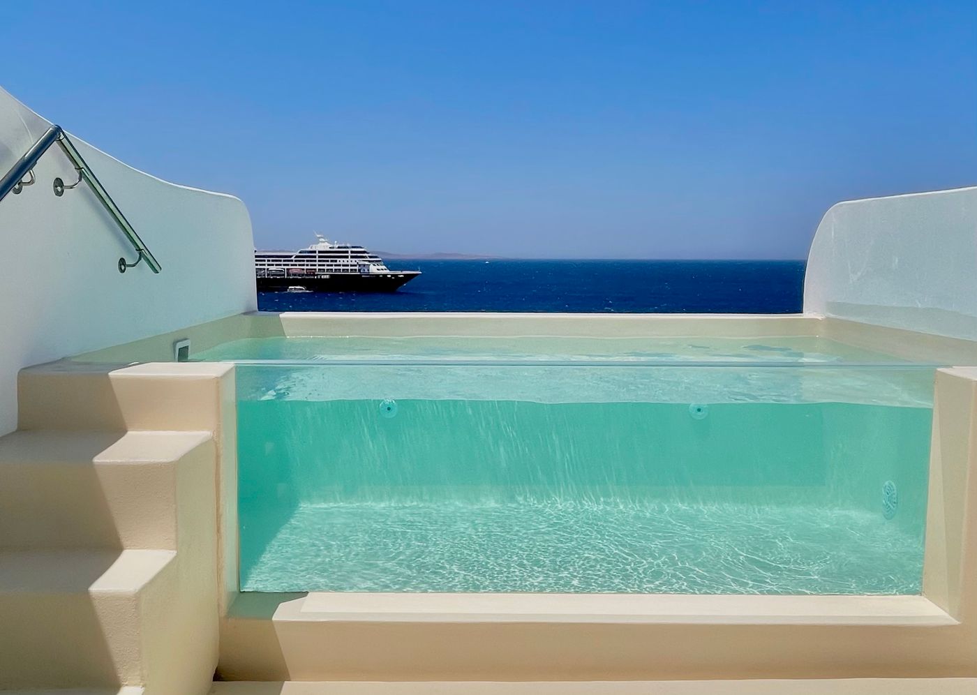 Kouros-Hotel---Suites-Room-8