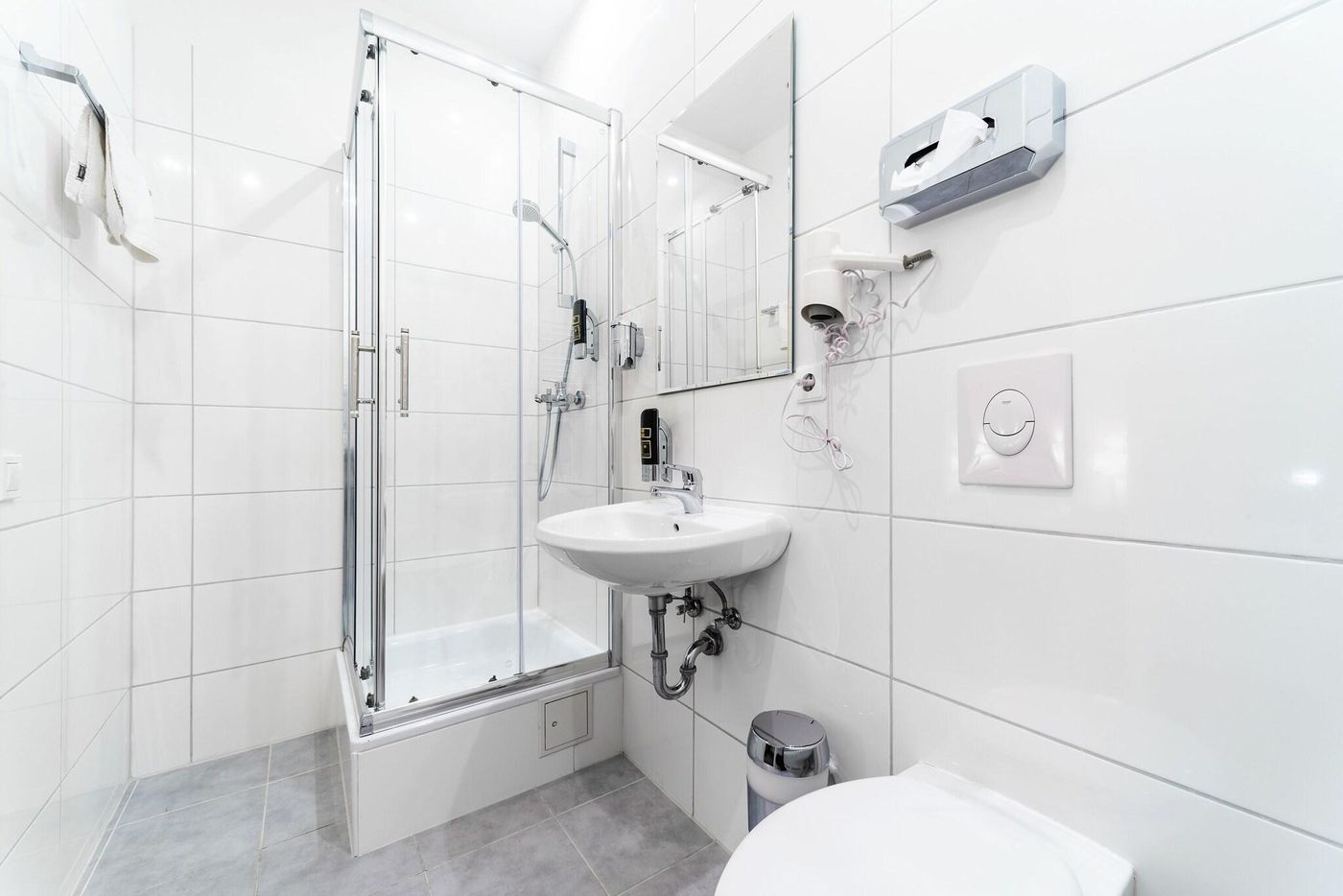 Upper-Room-Hotel-Room-42