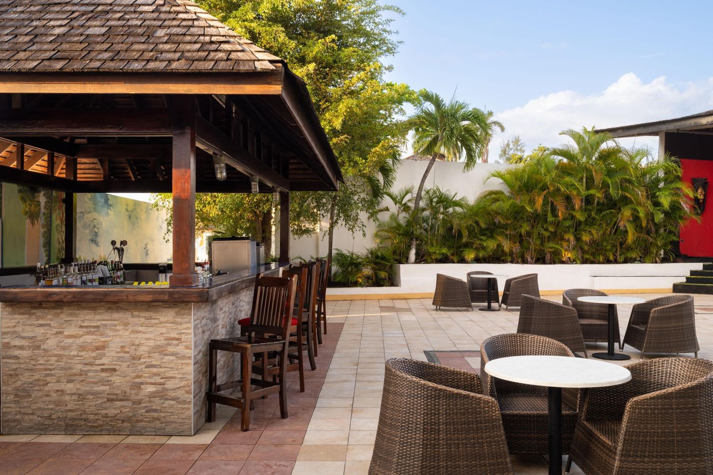 Grand-Decameron-Montego-Bay--A-Trademark-All-Inclusive-Bar-15