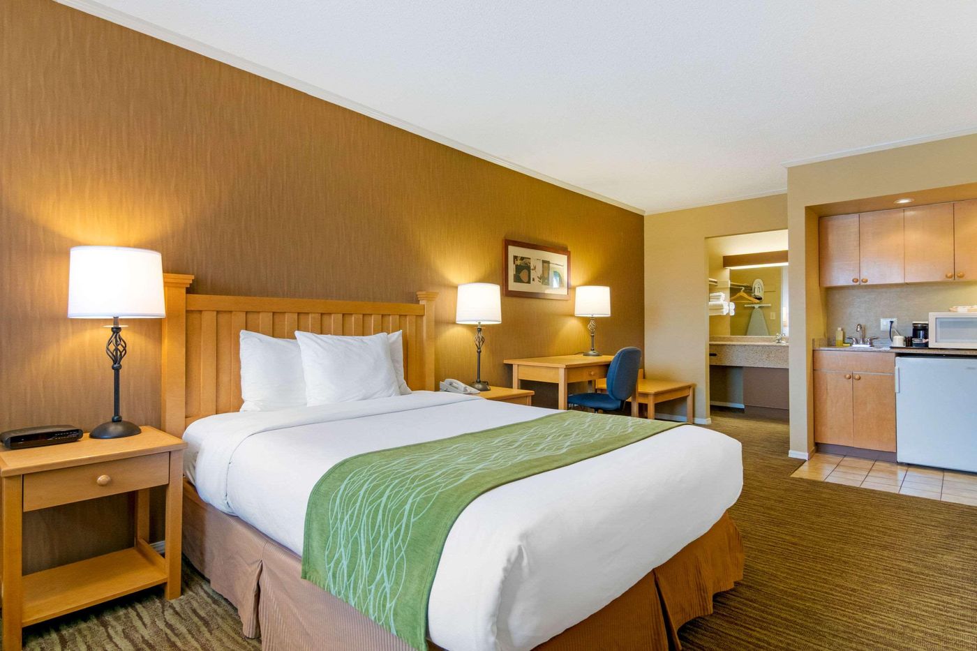 Econo-Lodge-Inn---Suites-N--Vancouver-Room-7