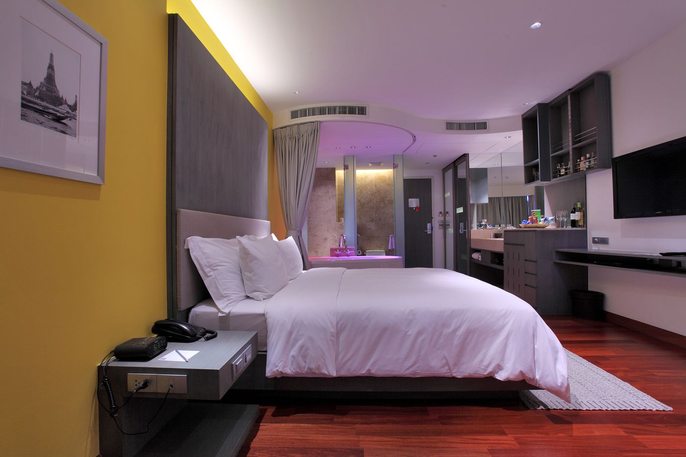Lit-Bangkok-Hotel-Room-9
