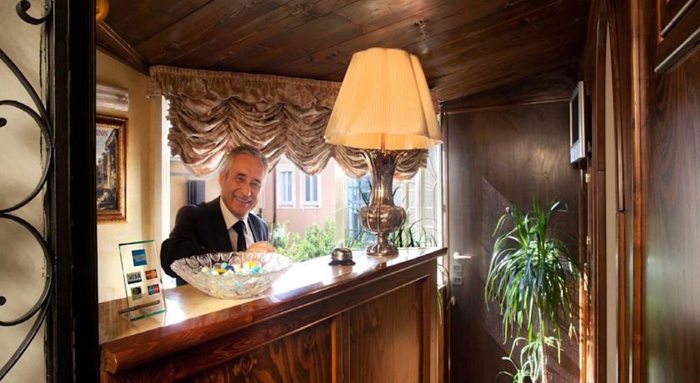 Pantheon-Inn-Lobby-8