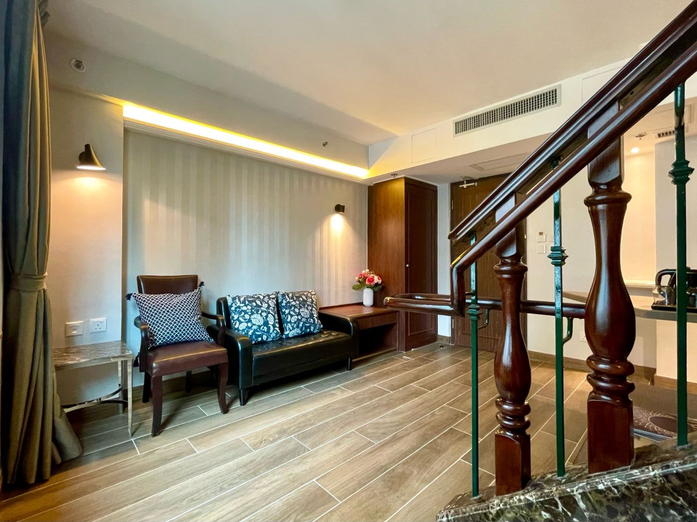 Lander-Grand-Hotel-Room-4