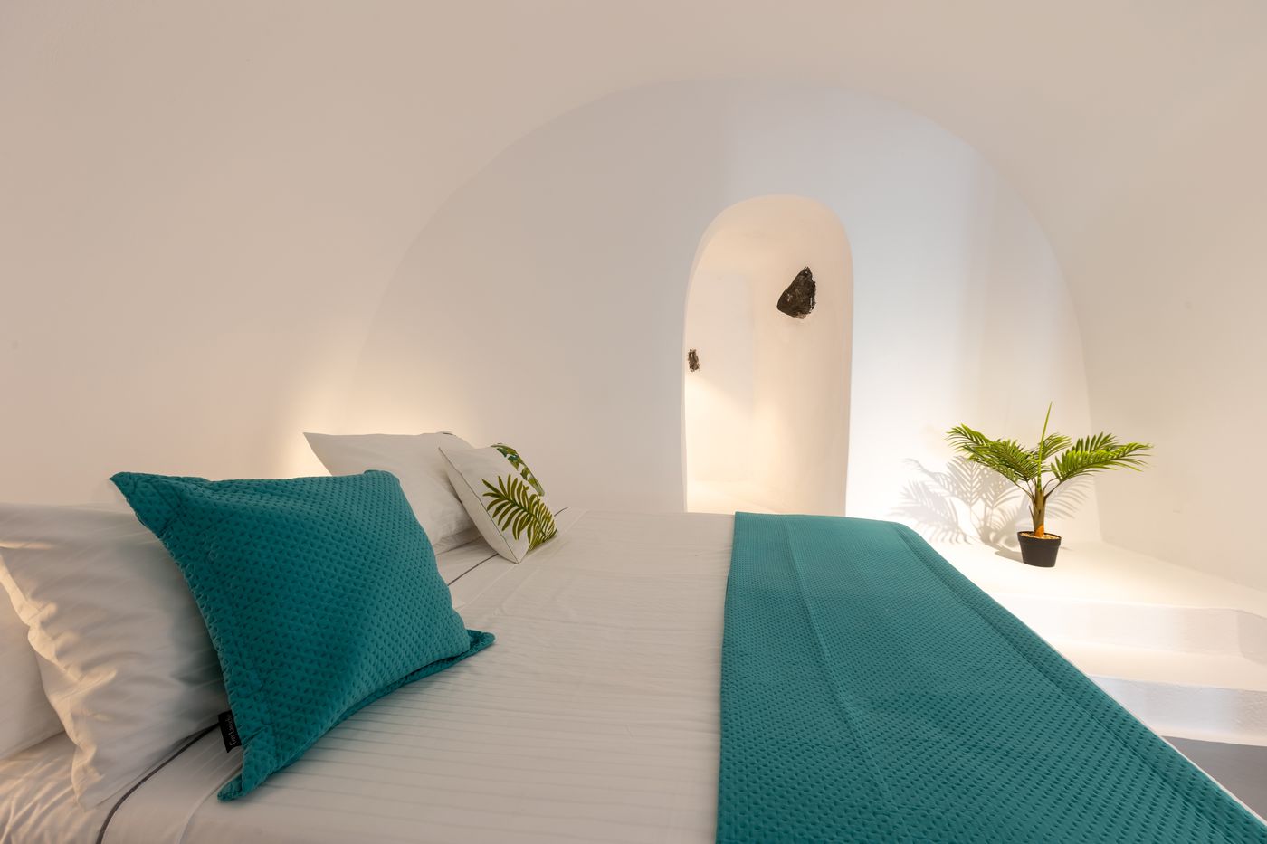 Heaven-s-Edge-Room-48