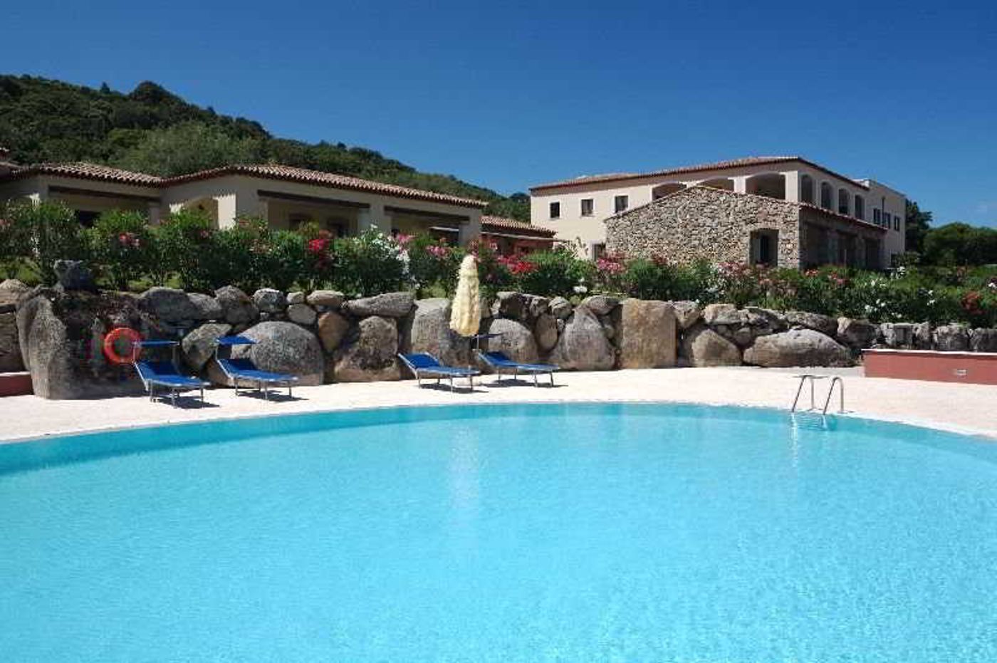 Hotel-Relais-Valkarana-Pool-2