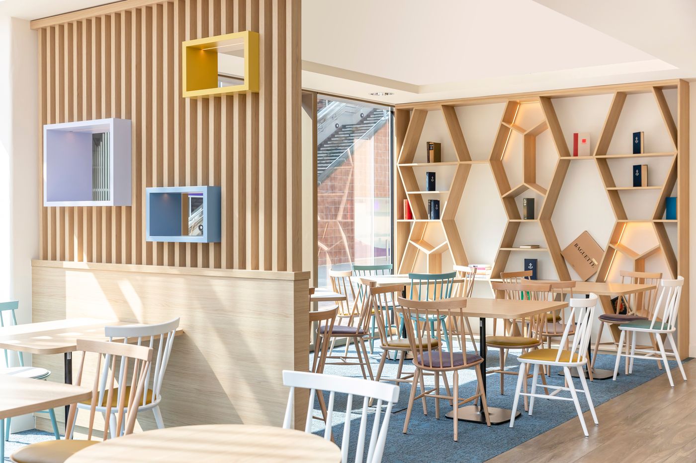 Hampton-by-Hilton-Amsterdam---Arena-Boulevard-Lobby-17