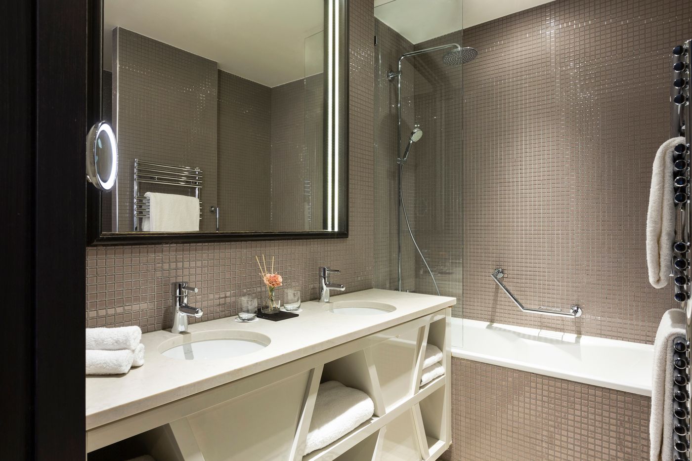 La-Clef-Tour-Eiffel-Paris-by-The-Crest-Collection-Room-34