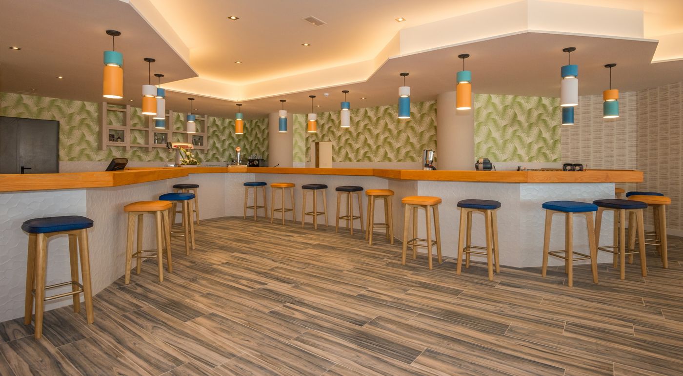 Hovima-La-Pinta-Beachfront-Family-Hotel-Bar-46