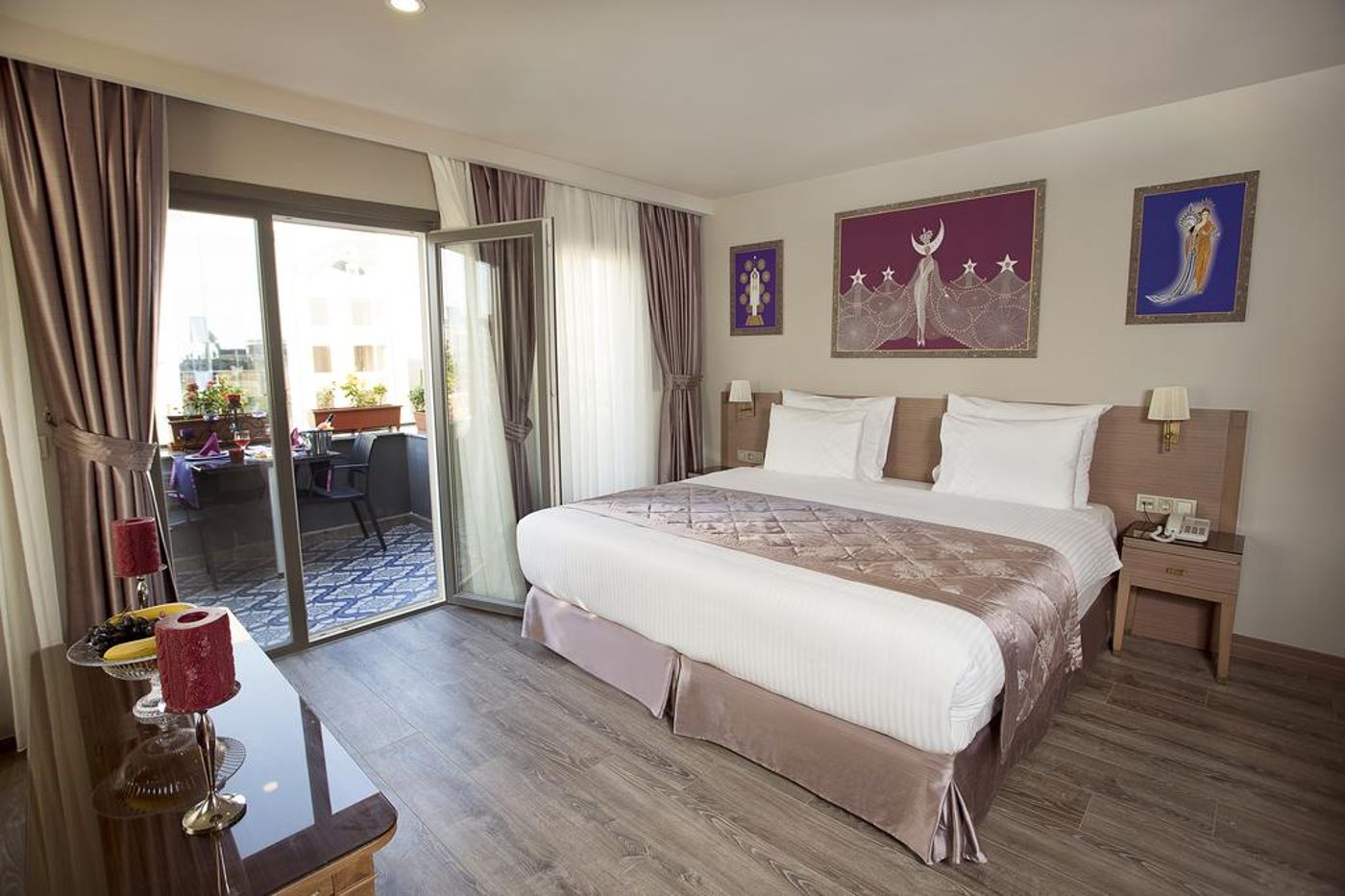 Taximist-Hotel-Room-1