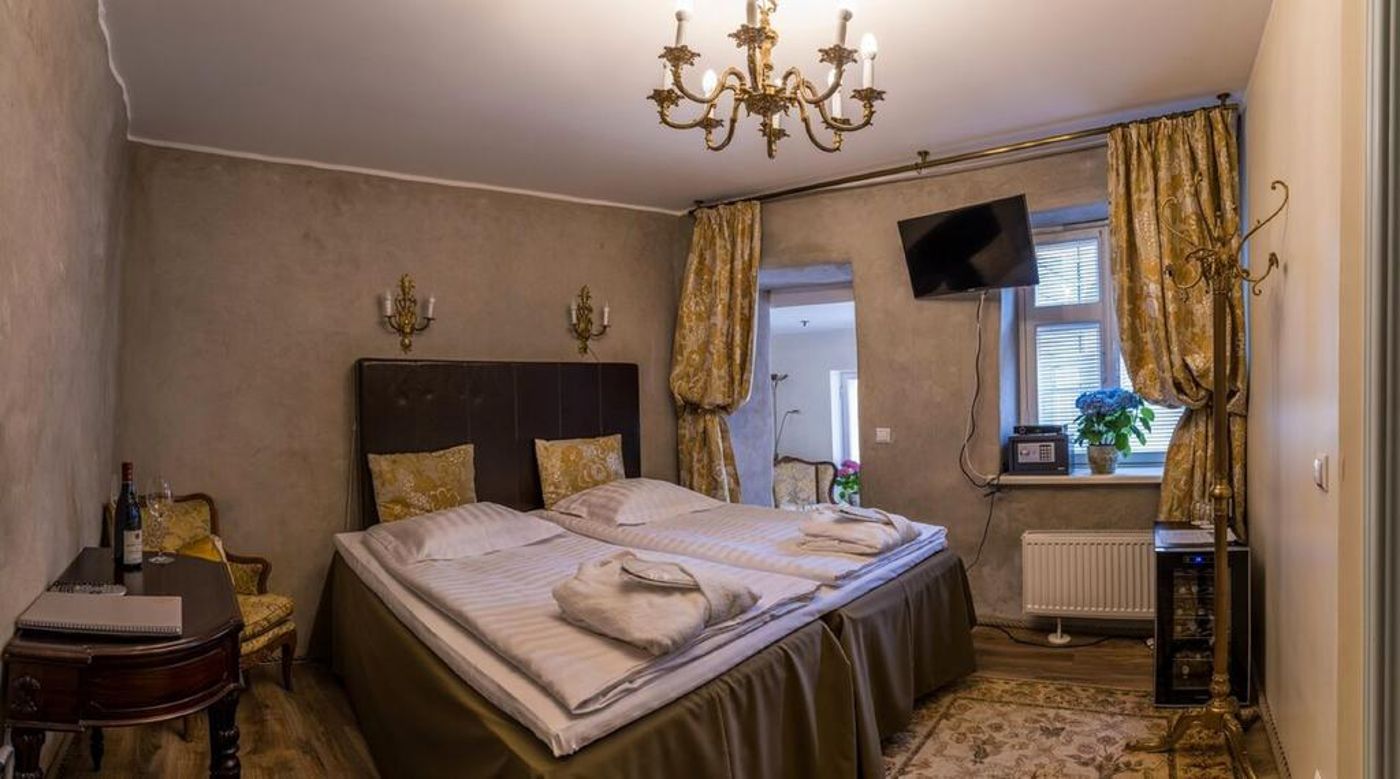 Cru-Hotel-And-Restaurant-Room-8