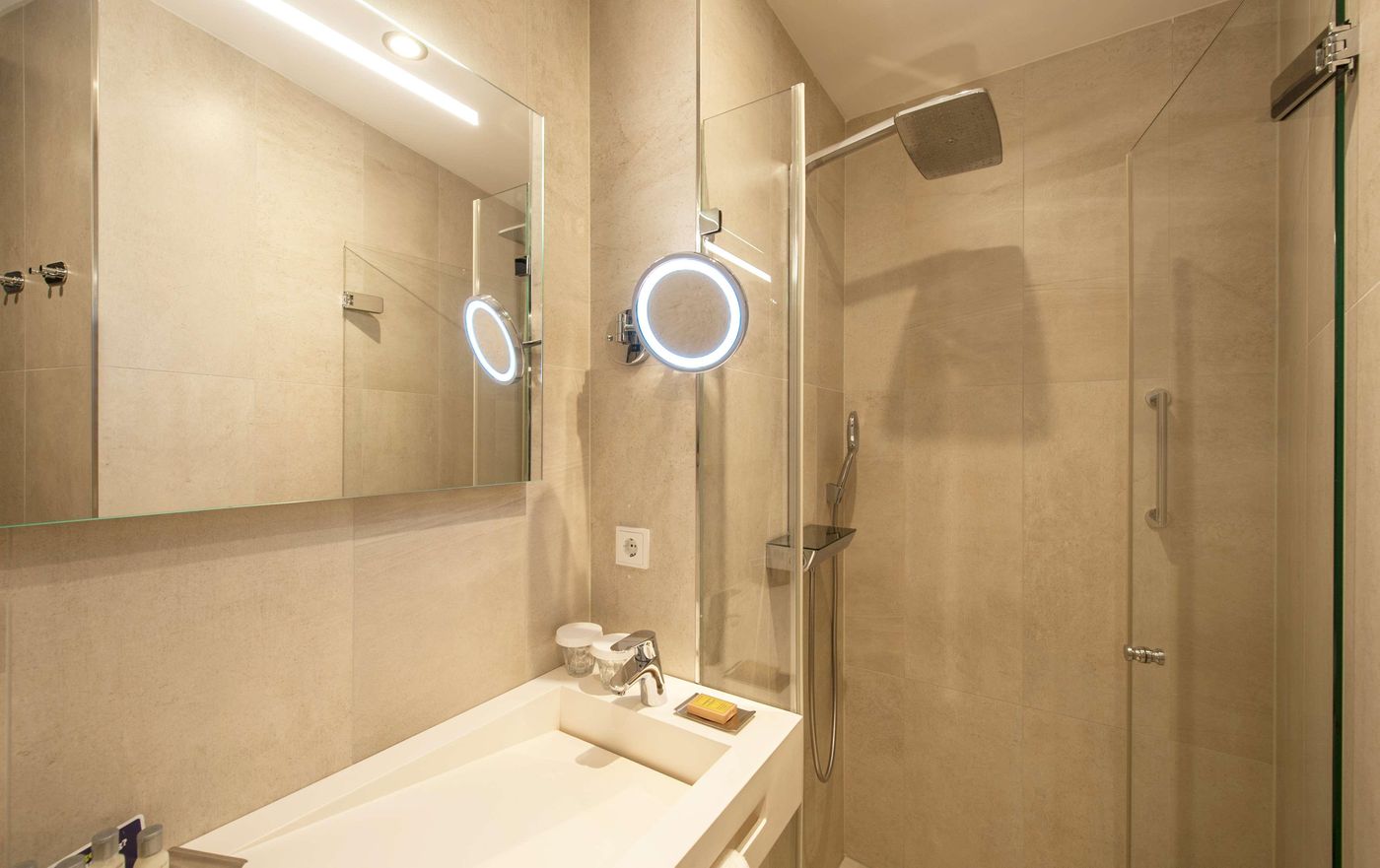 DoubleTree-by-Hilton-NDSM-Wharf-Room-66