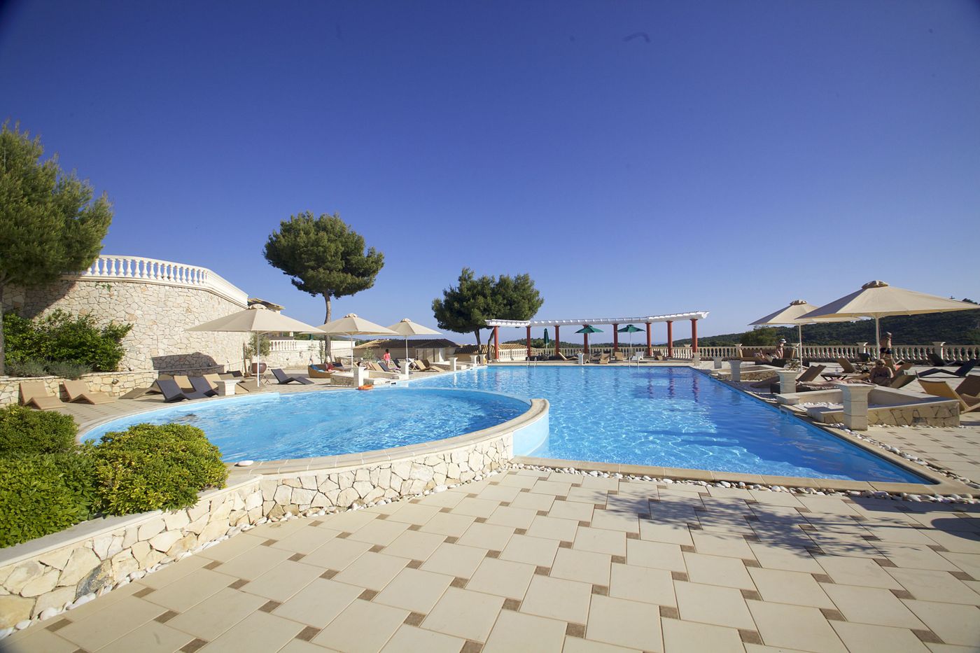 Mabely-Grand-hotel-Pool-11