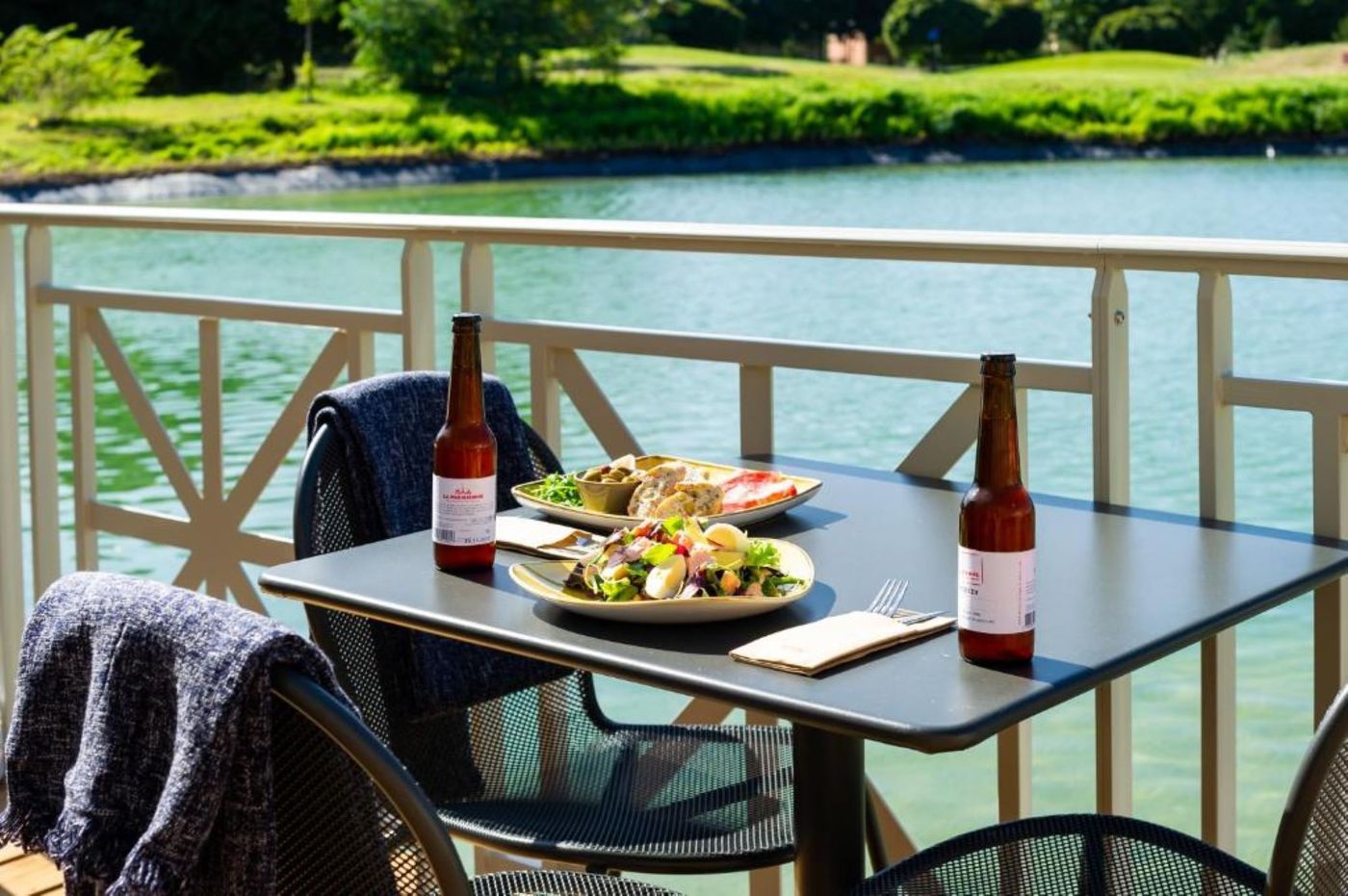 Staycity-Aparthotels-near-Disneyland---Paris-Bar-61