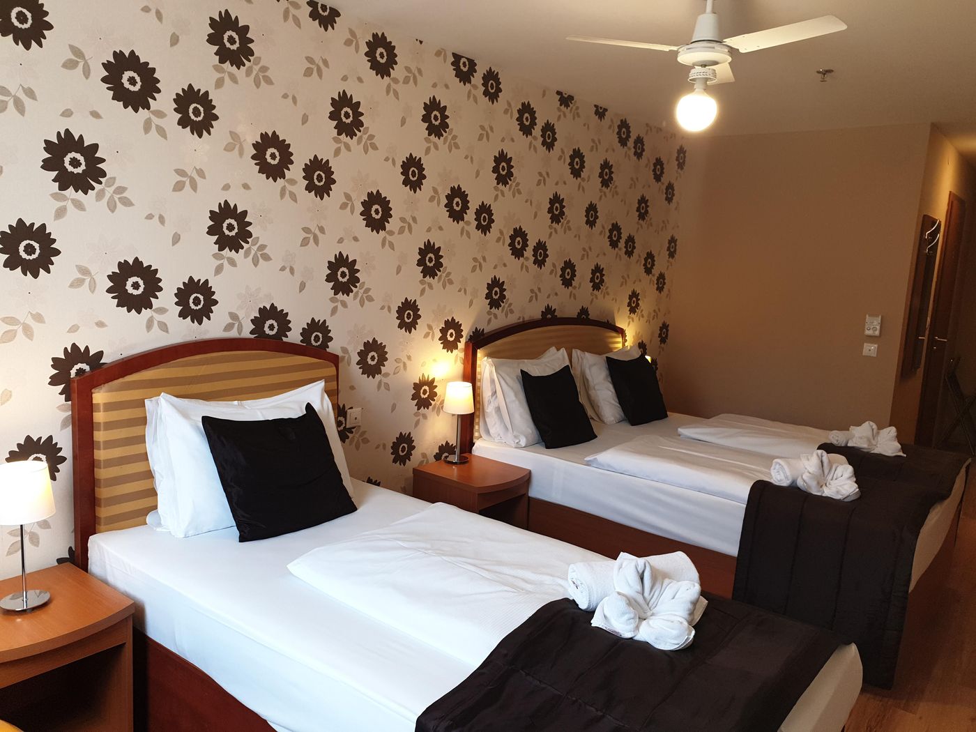 Six-Inn-Hotel-Room-6