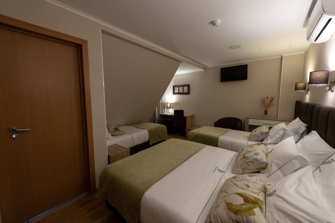 Dinya-Lisbon-Hotel---Lounge-Bar-Room-27