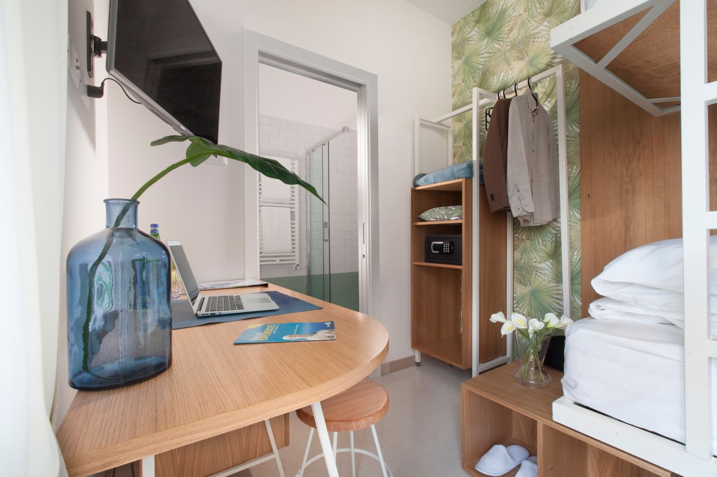 Unconventional-Sorrento-Coast-Room-19