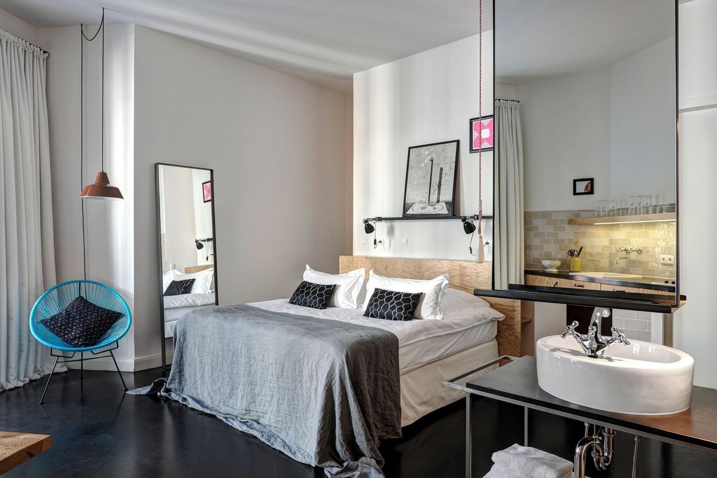 Berlin-Gorki-Apartments-Room-25