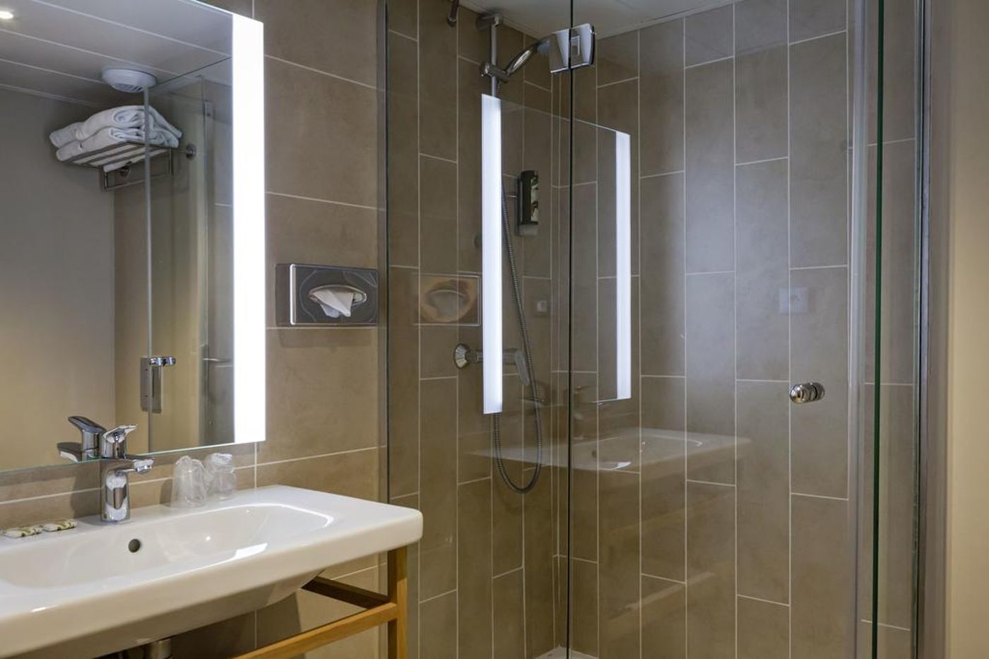 Hotel des Remparts - France - LYON - Room - 1