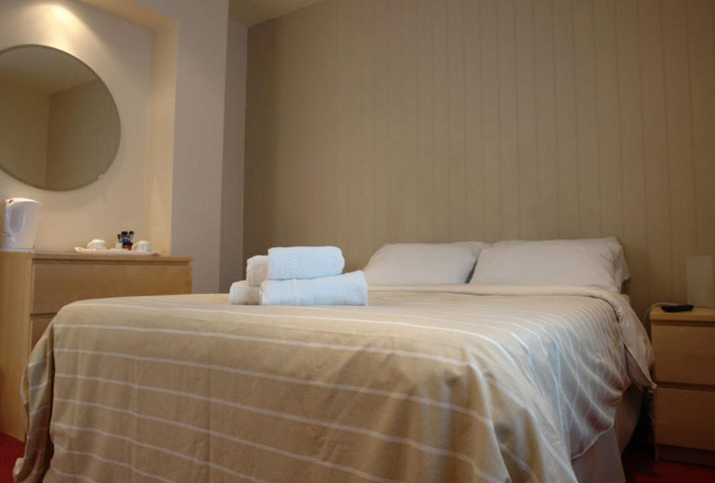 The Moon and Sixpence-United Kingdom-Clevedon-Room-5