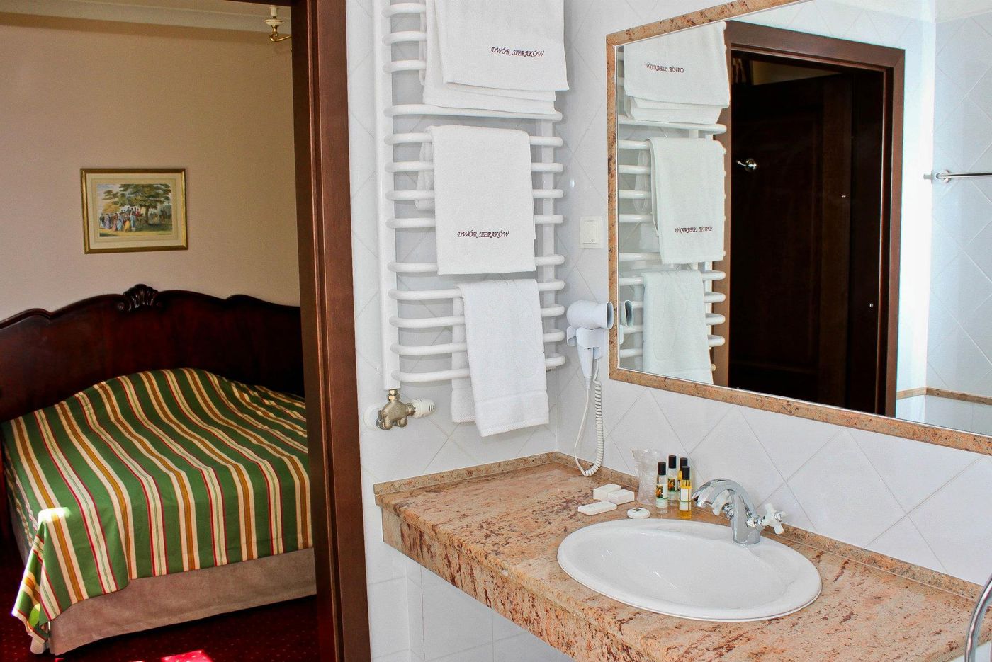 Dwor-Sierakow-Room-17