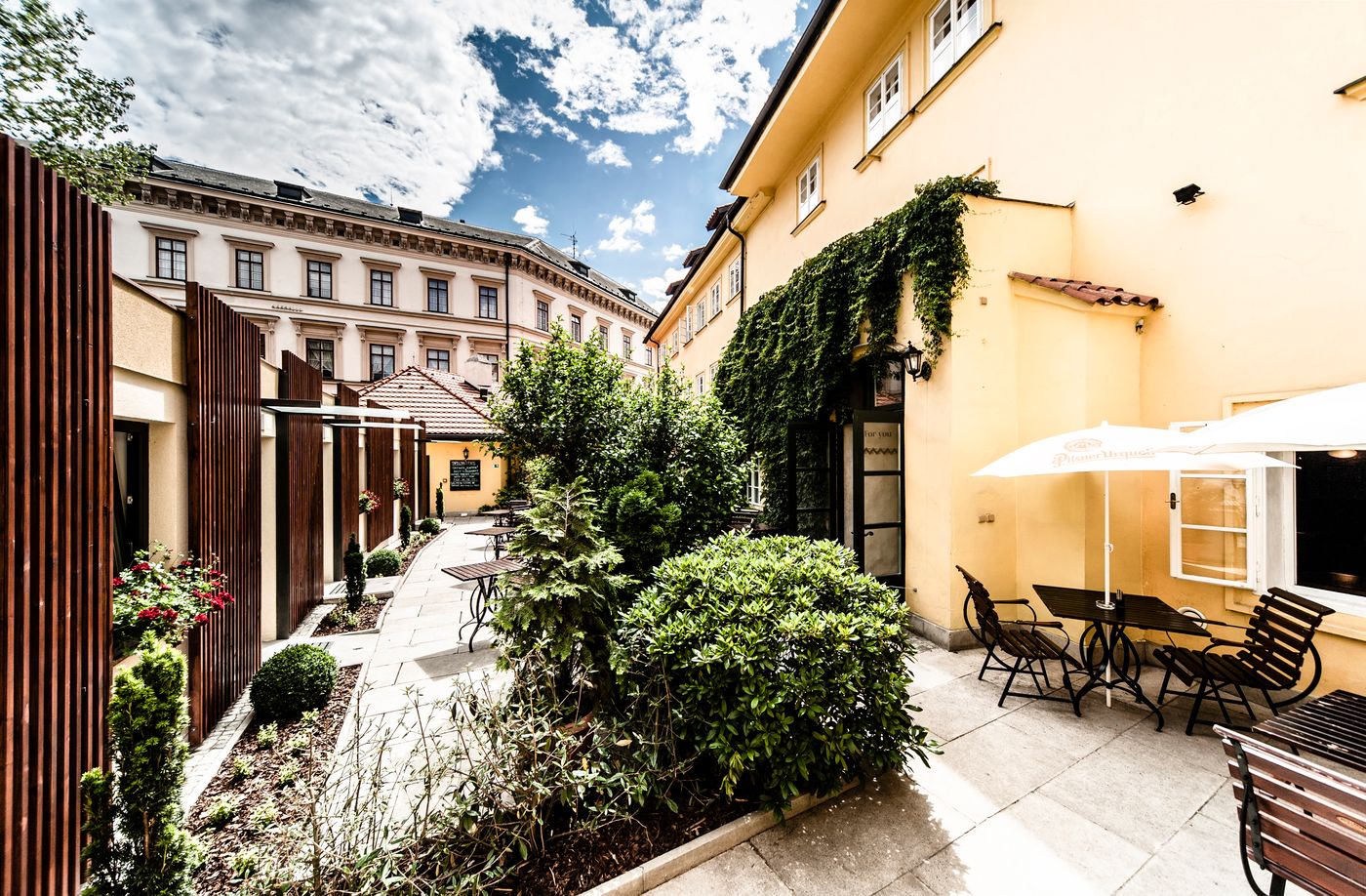 Archibald at the Charles Bridge-Czech Republic-PRAGUE-General view-6