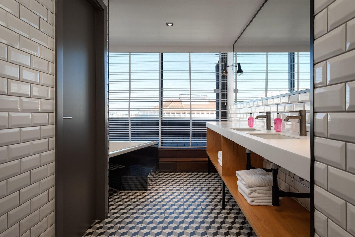Moxy-Lisbon-City-Room-43