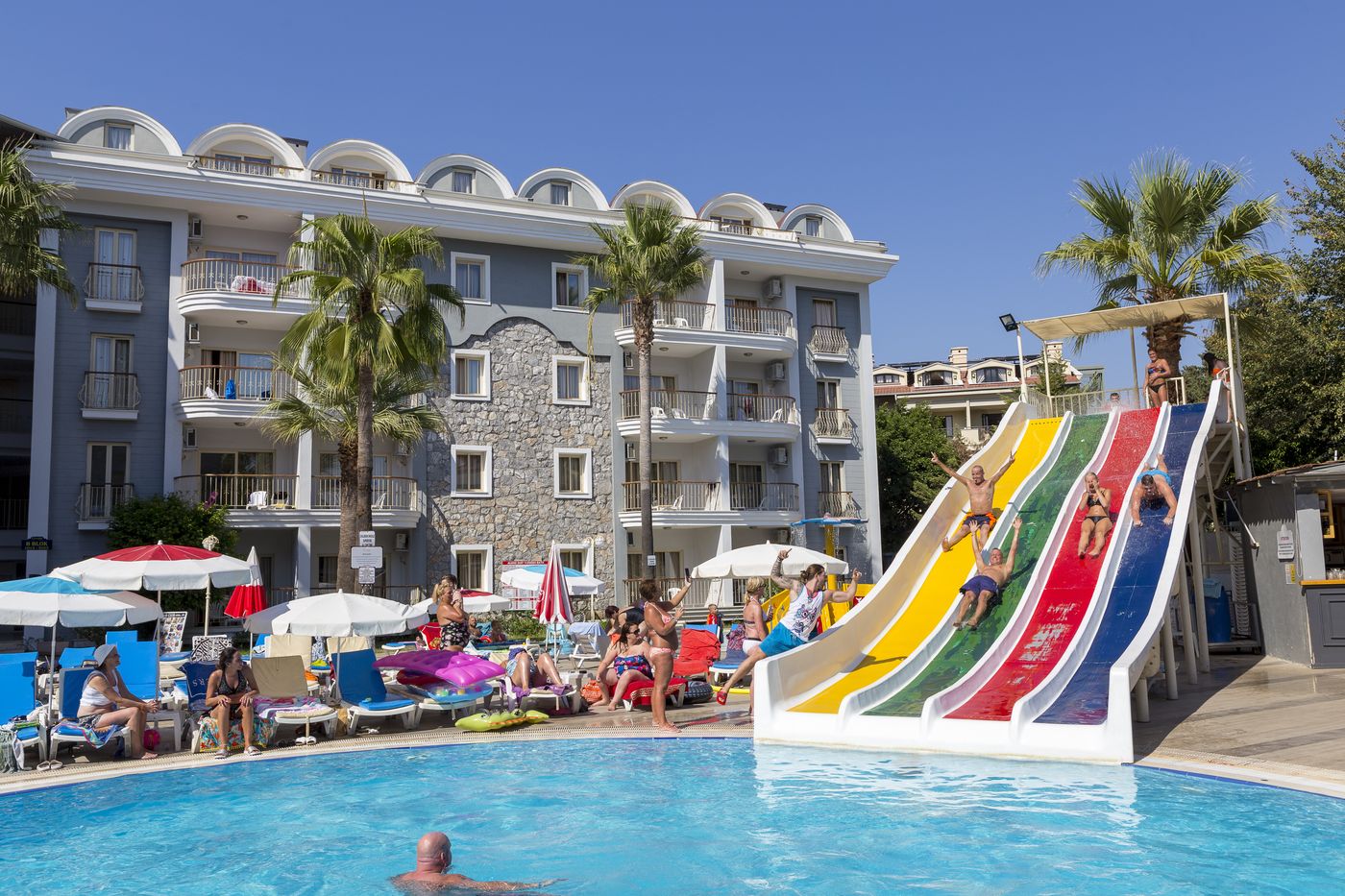 Alenz-Suite-Hotel-Pool-1