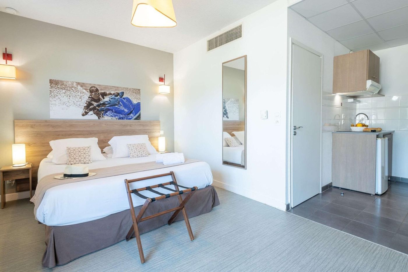 Comfort-Suites-Cannes-Mandelieu-Room-28